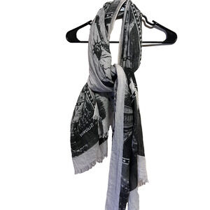 Look Women's clasic New York neck scarf with an American statue print NY A003086